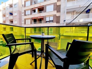 Outdoor dining - 2 Bedroom Apartment in Torrevieja (Torrevieja)