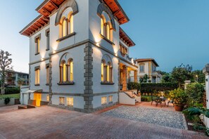 A multi-story building with a courtyard, featuring a mix of stone and plaster facades, arched windows, and a tiled roof. - Villa Buonamici, a Luxury Villa with Pool in a walking distance from Lucca (Lucca)