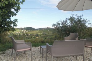 Property grounds - Luxury apartment with pool in the heart of the Piemonte @ Tenuta Dei Vicini (Piemonte)