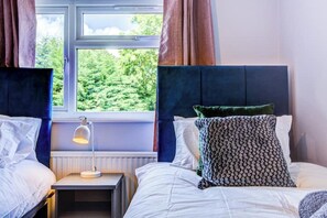 3 makuuhuonetta, silitysrauta/-lauta, vauvan matkasänky, Wi-Fi
