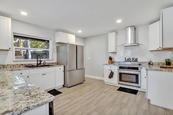 Køleskab, mikrobølgeovn, ovn, kogeplade