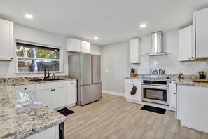 ثلاجة، ميكروويف، فرن، موقد طهي مسطح