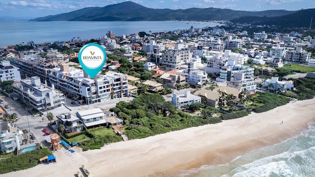 A coastal cityscape with a prominent hotel marked by a blue pin icon. - 864C Duplex 80 mts Mar Canto Grande SC (Bombinhas)