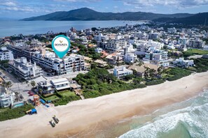 Un paisaje urbano costero con un hotel destacado marcado con un icono de alfiler azul.