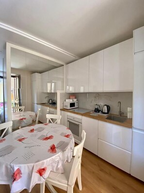 Apartemen | Dapur pribadi | Lemari es besar, microwave, oven, dan kompor