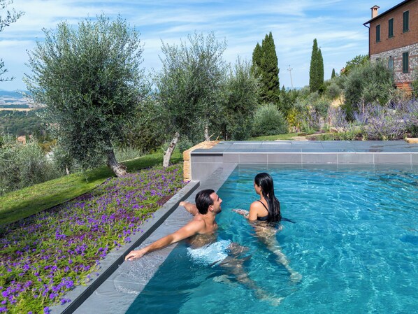 Kauden mukainen ulkouima-allas