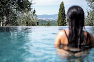 Una piscina al aire libre de temporada