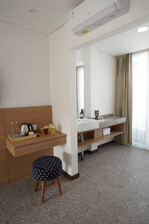 Bureau, espace de travail pour ordinateur portable, Wi-Fi gratuit