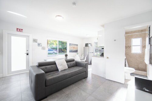 Cozy Hollywood Retreat /Up to 6 G& FREE Parking!