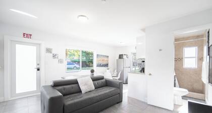 Cozy Hollywood Retreat /Up to 6 G& FREE Parking!