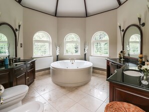 Cottage | Bathroom | Shower - Glamorgan House (Cardiff)