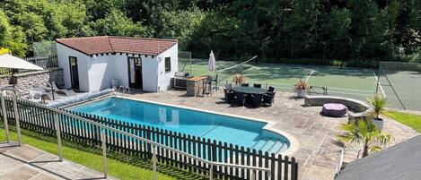 Una piscina al aire libre