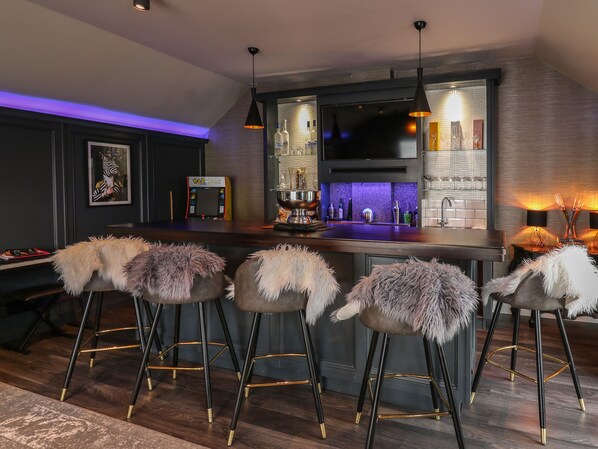 Cottage | Bar (on property)