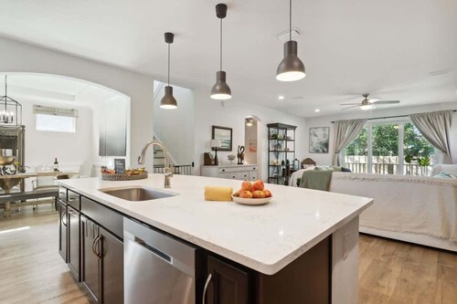 Top-Rated Stay | Pool, Tiki Bar, Walk to the Beach
