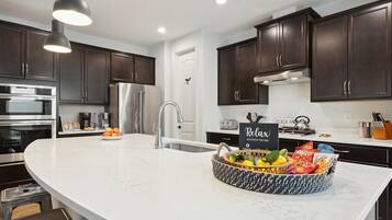 Køleskab, mikrobølgeovn, ovn, kogeplade