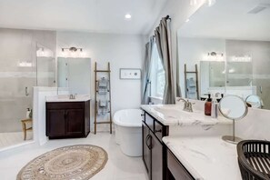 Douche, sèche-cheveux, serviettes fournies, shampoing