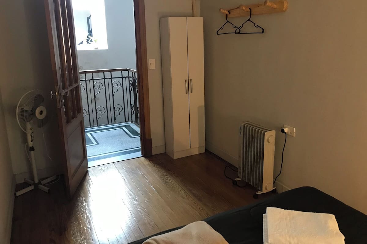 Habitación básica doble, 1 cama Queen size | 1 habitación y wifi gratis
