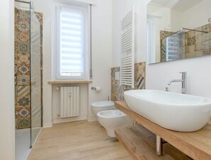 Apartment | Bathroom | Shower, towels