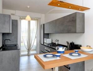 Lägenhet | Eget kök | Kylskåp, mikrovågsugn, ugn och spishäll