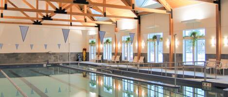 Innendørsbasseng og et oppvarmet basseng