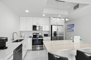 Microwave, coffee/tea maker, toaster, paper towels - Luxury Condo Resort on the Beach (Treasure Island)