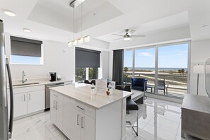 Een magnetron, een koffiezetapparaat/waterkoker, een broodrooster