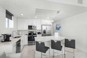 Micro-ondas, cafeteira/chaleira, torradeira, toalhas de papel