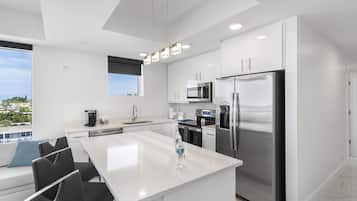 Microondas, cafetera y tetera, tostadora y toallas de papel