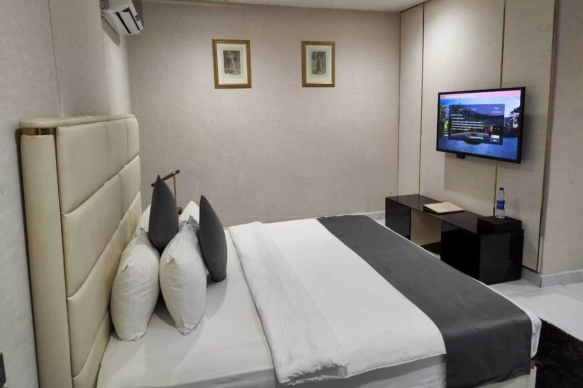 Executive Double or Twin Room | Iron/ironing board, free WiFi