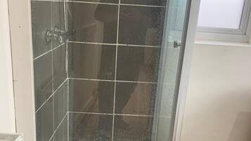 Appartamento | Bagno | Doccia, asciugamani