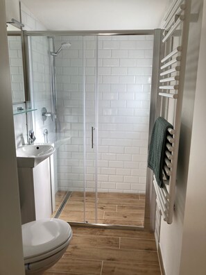 Doccia, asciugacapelli, asciugamani, sapone