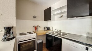 Een koelkast, een microgolfoven, een oven, een kookplaat