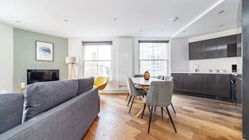 Appartement | Coin séjour | TV connectée de 37 pouces avec chaînes par satellite, Netflix