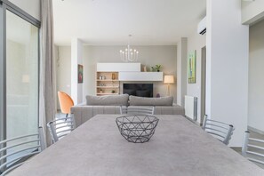 Chic | Makan di kamar