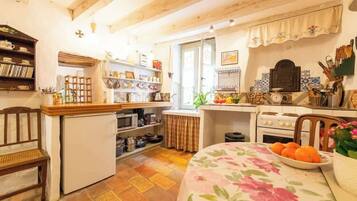 Een koelkast, een magnetron