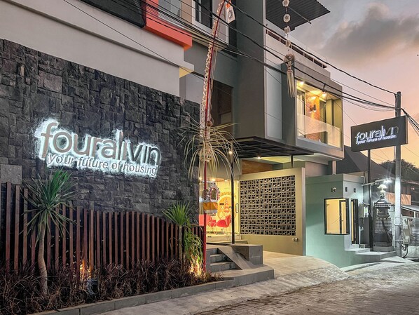 Un edificio moderno con un letrero que dice "fouralvin tu futuro de la vivienda".