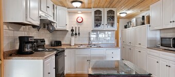 Peaceful private cabin, on 30+ acres, scenic views, wifi and cozy fireplace