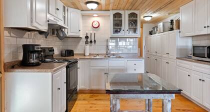 Peaceful private cabin, on 30+ acres, scenic views, wifi and cozy fireplace