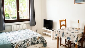 1 bedroom, Internet, bed sheets - Studio Confortable Entre Paris et Disney (Villiers-sur-Marne)