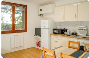 Geladeira, micro-ondas, cooktop, cafeteira/chaleira