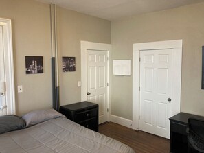 1 bedroom, iron/ironing board, WiFi, bed sheets - Rent A Room In A Spacious Victorian (Middletown)