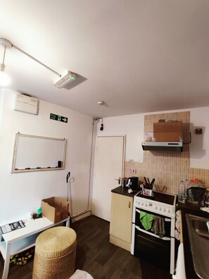 Apartamento | Cocina privada | Frigorífico, microondas, horno y placa de cocina