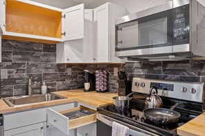 Kjøleskap, mikrobølgeovn, ovn og kokeplater