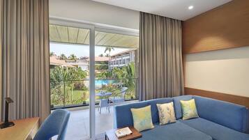 Kamer, 1 kingsize bed, balkon, uitzicht op zwembad | Uitzicht vanuit de kamer