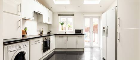 ثلاجة، ميكروويف، فرن، غسالة أطباق