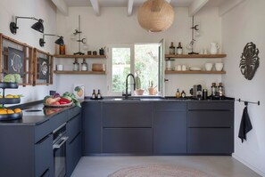 Kühlschrank, Mikrowelle, Ofen, Herdplatte