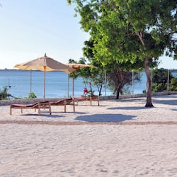 Sulla spiaggia, sabbia bianca, lettini da mare, ombrelloni