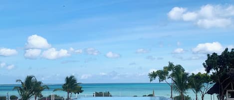 Utendørsbasseng, bassengparasoller og solsenger