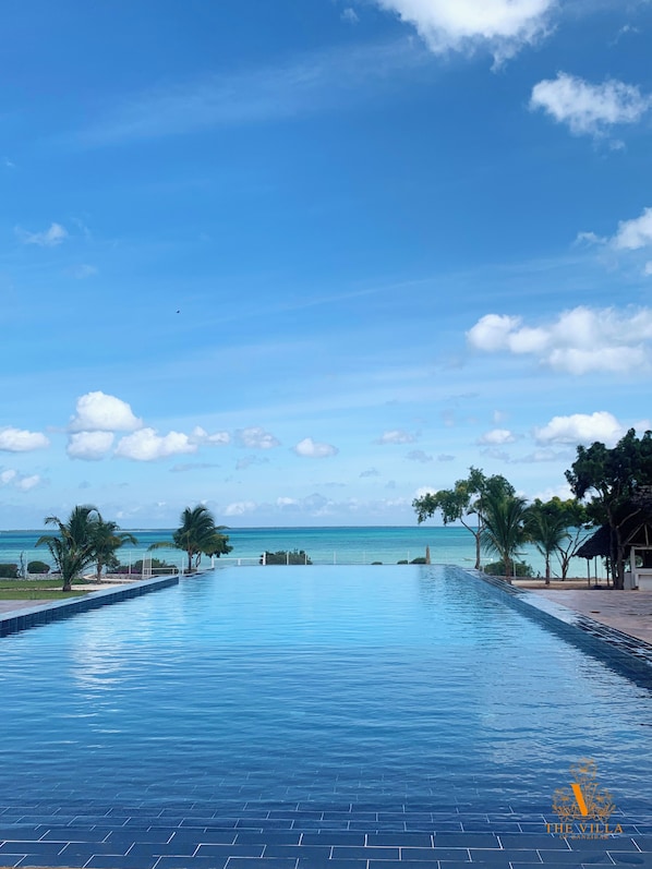Outdoor pool, pool umbrellas, sun loungers - The Villa of Zanzibar (Kidoti)