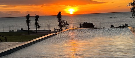 Una piscina al aire libre, sombrillas, tumbonas